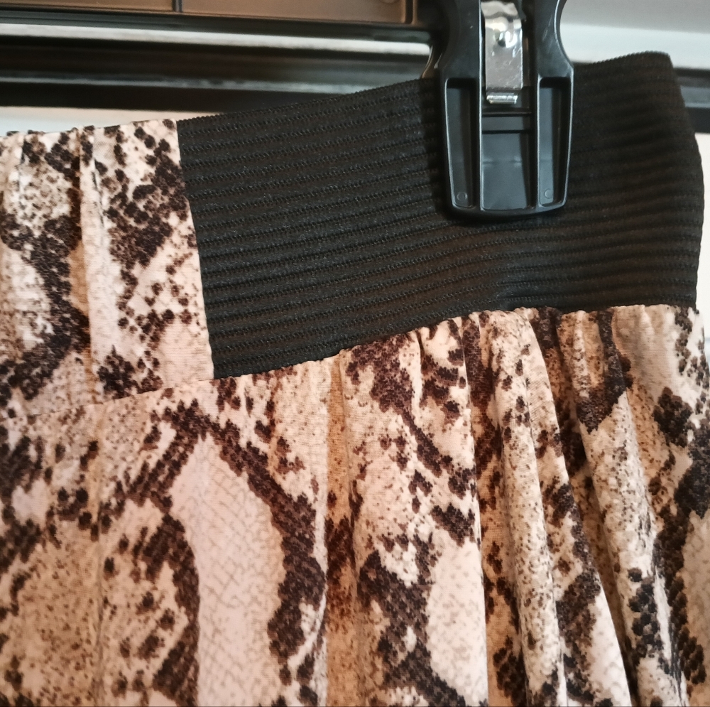 Euc Stylish "Magic Pants" Python Print Palazzo Pa… - image 6